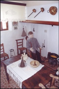 Vistas del comedor con la alcuza, el dornillo y un mantel de lino en primer plano. Foto: Mximo R-B S